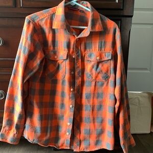 Gray/orange flannel shirt. Men’s size small.